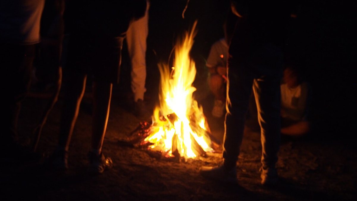 真实团队篝火互动场景